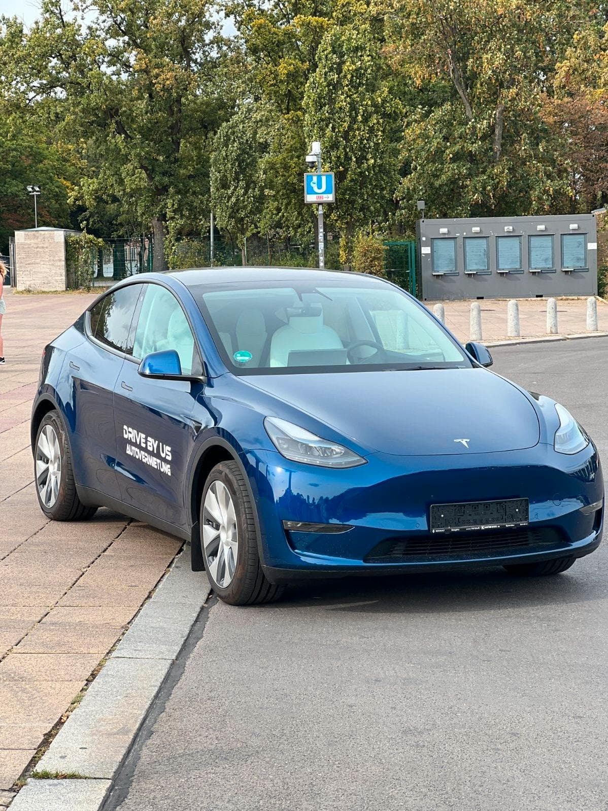 Tesla Model Y 2023 372 PS Autovermietung Mietwagen Automieten Rent a car
